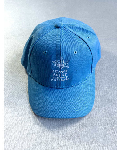 Gorra Baby blue ESTAMOS ROTOS Y LO ROTO NO SE DAÑA