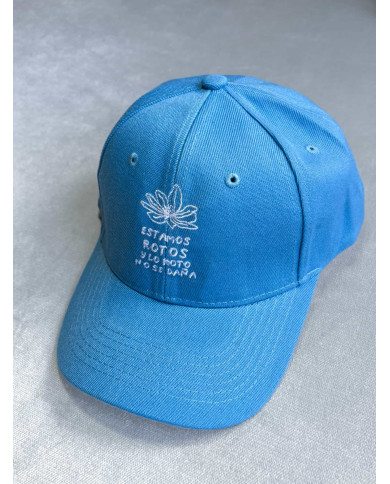Gorra Baby blue ESTAMOS ROTOS Y LO ROTO NO SE DAÑA
