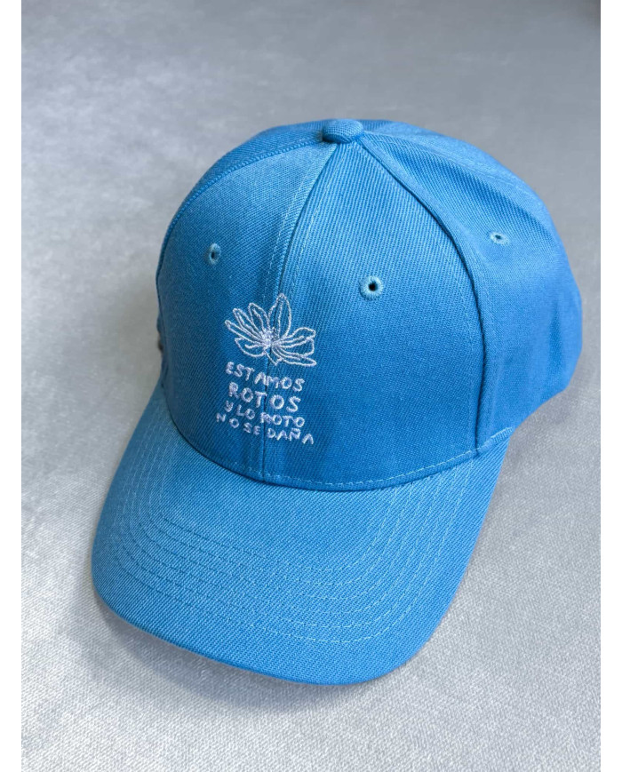 Gorra Baby blue ESTAMOS ROTOS Y LO ROTO NO SE DAÑA