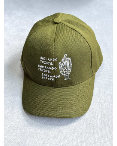 Gorra verde Olivo bailando triste, cantando triste, saltando triste