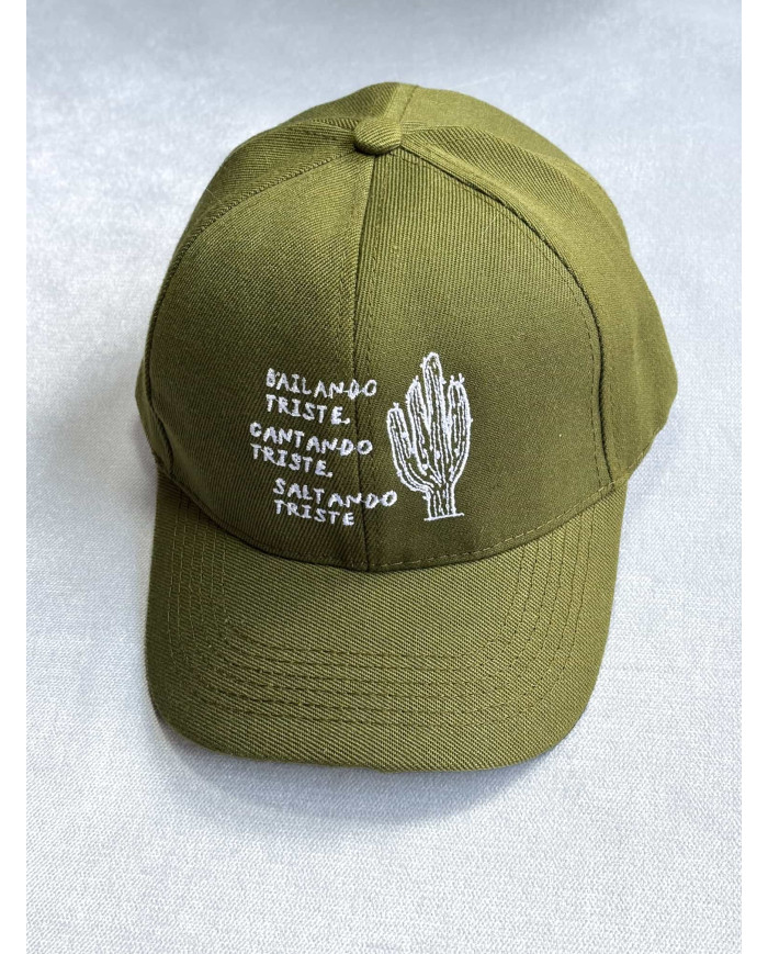 Gorra verde Olivo bailando triste, cantando triste, saltando triste