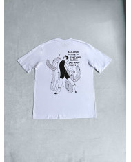 Camiseta blanca bailando triste, cantando triste, saltando triste