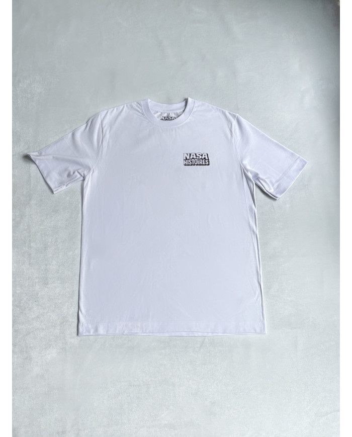 Camiseta blanca bailando triste, cantando triste, saltando triste