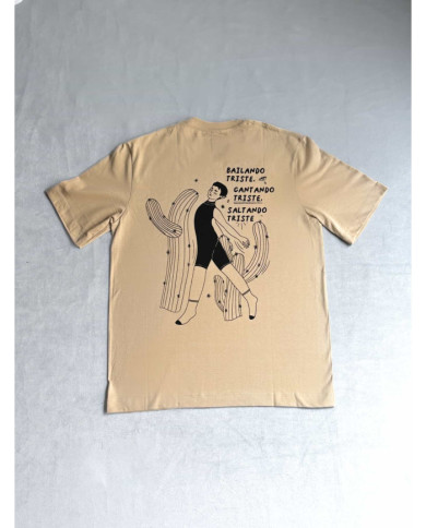 Camiseta blanca bailando triste, cantando triste, saltando triste