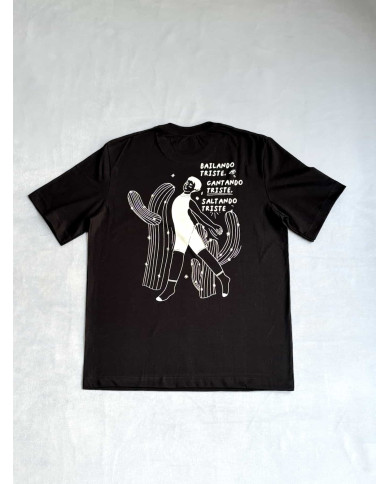 Camiseta blanca bailando triste, cantando triste, saltando triste