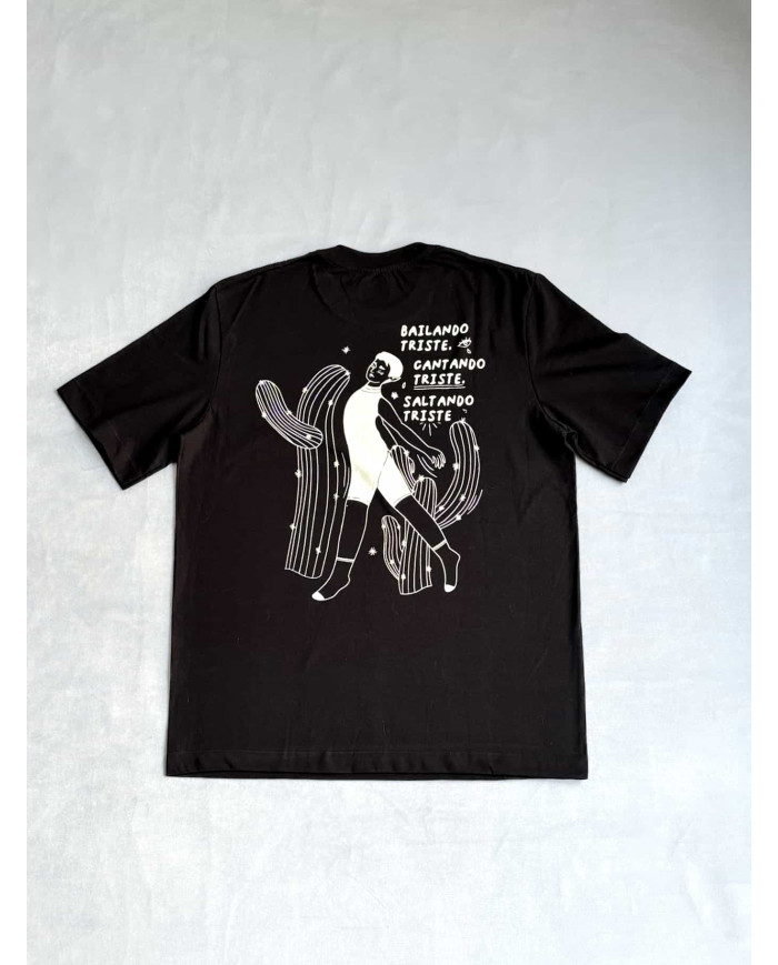 Camiseta blanca bailando triste, cantando triste, saltando triste